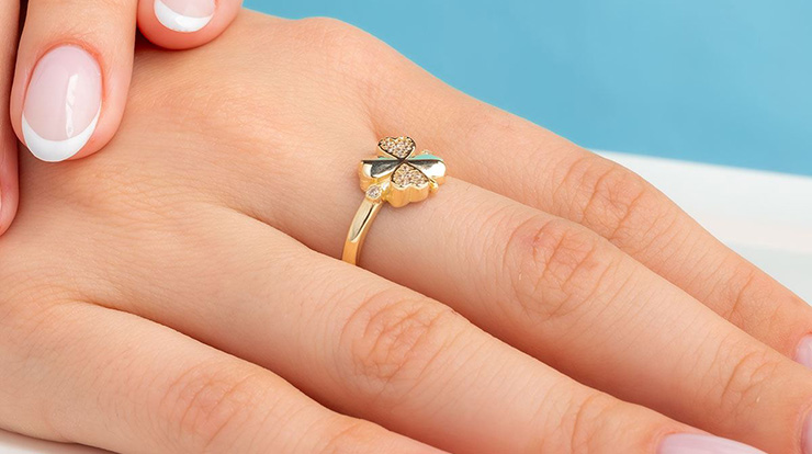 Altın Taşlı Yonca Figürlü Yüzük